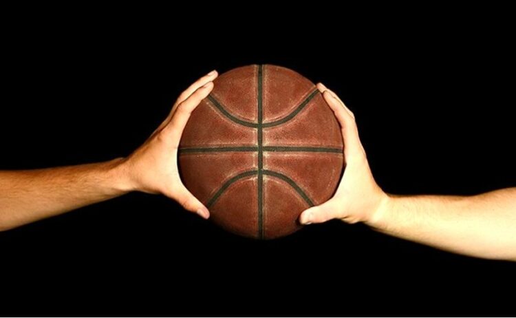 jelaskan cara memegang bola basket